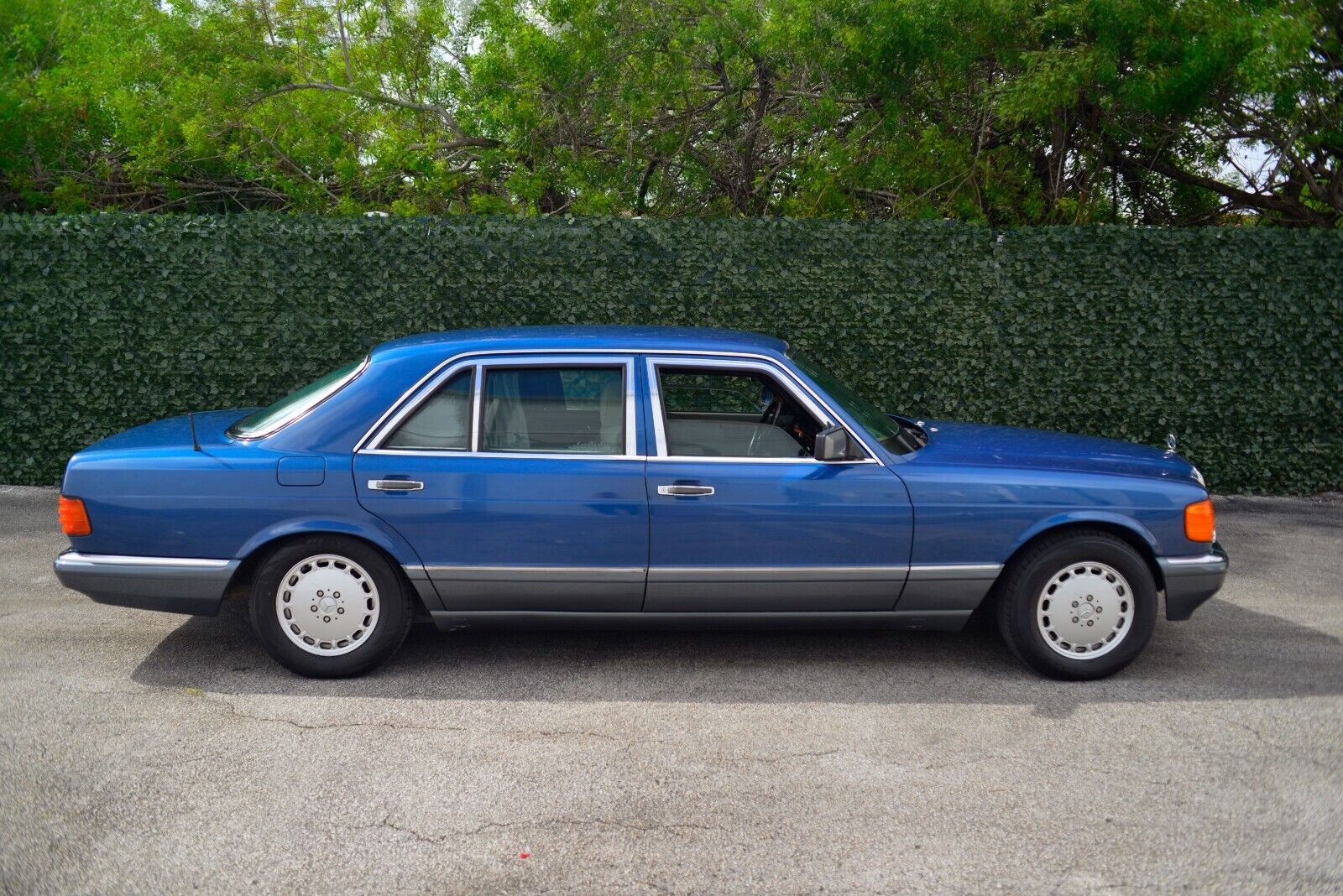 Mercedes-Benz-S-Class-1985-Sedan-2