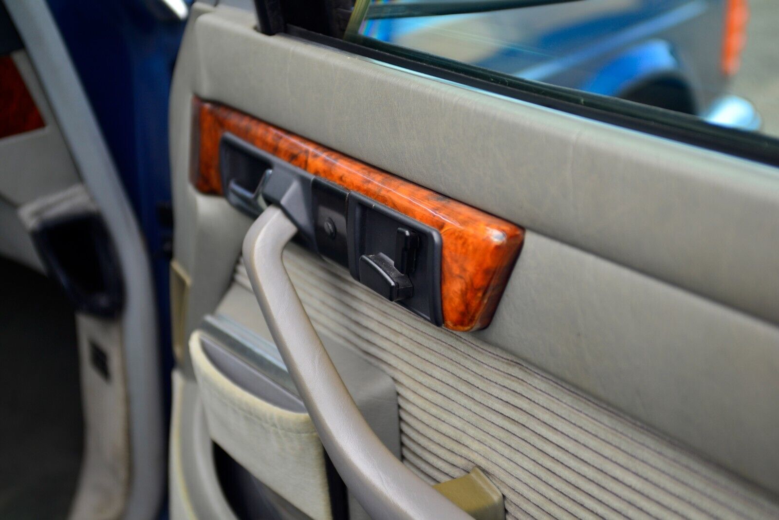 Mercedes-Benz-S-Class-1985-Sedan-23