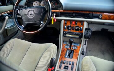 Mercedes-Benz-S-Class-1985-Sedan-24