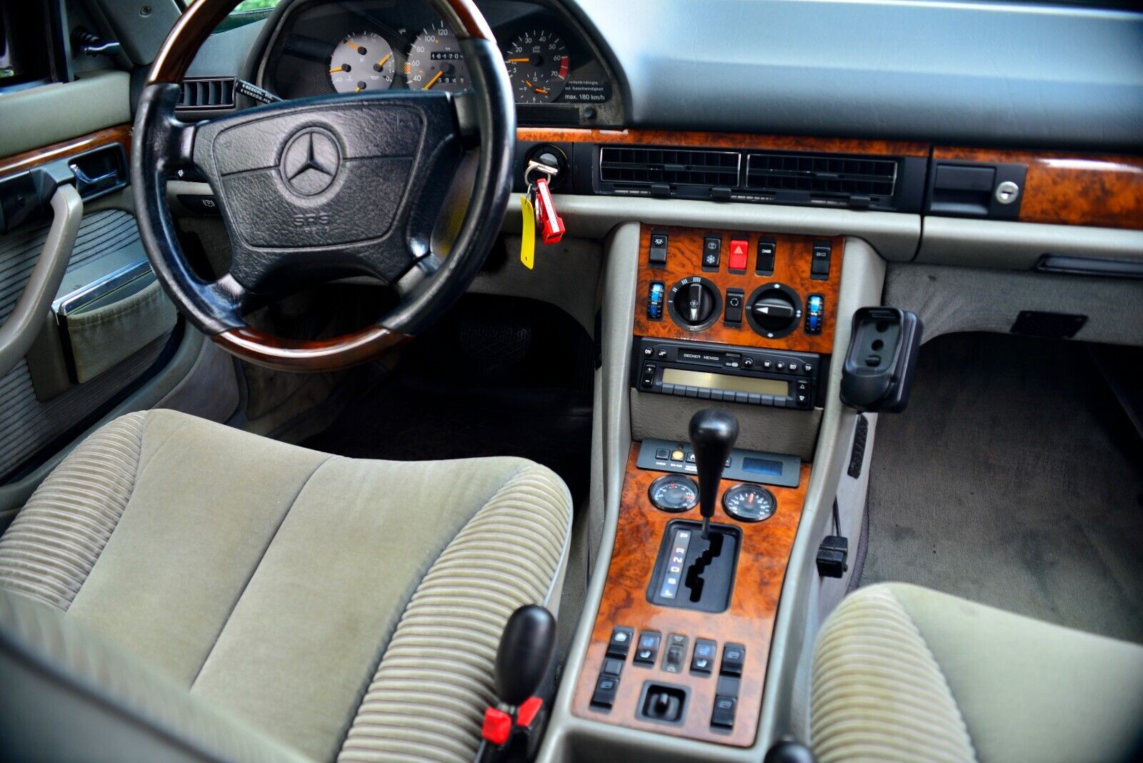 Mercedes-Benz-S-Class-1985-Sedan-24