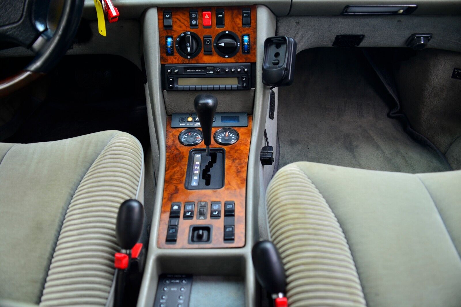 Mercedes-Benz-S-Class-1985-Sedan-25