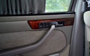 Mercedes-Benz-S-Class-1985-Sedan-27