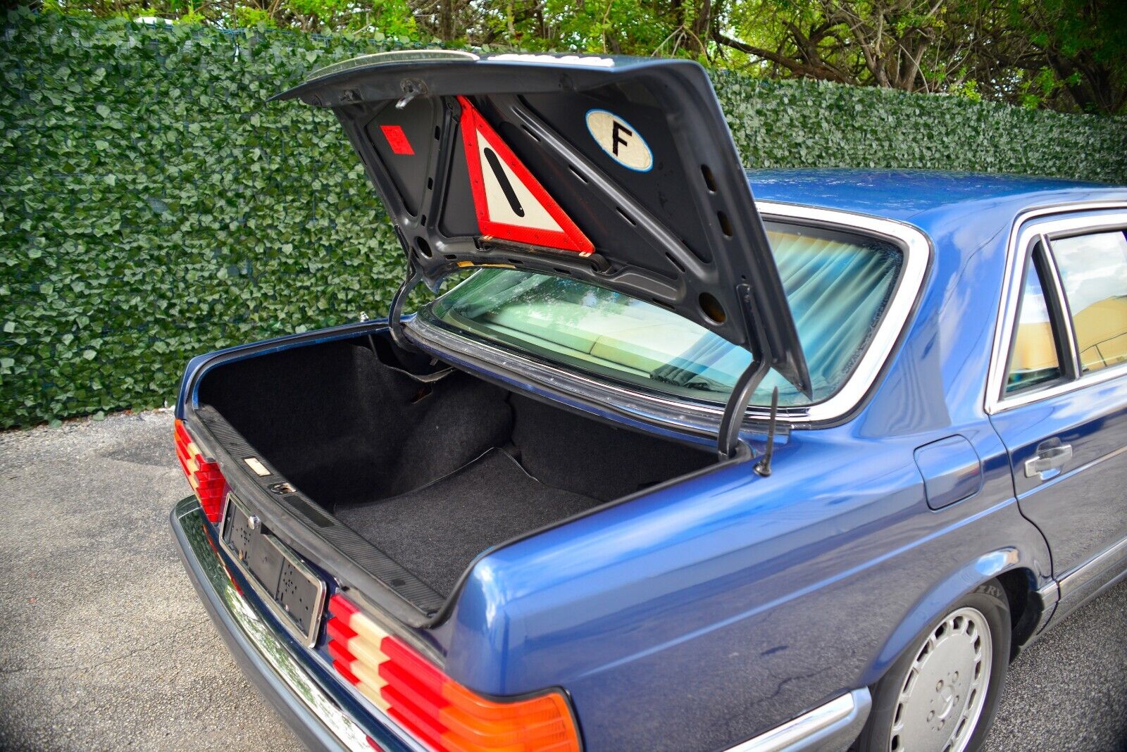 Mercedes-Benz-S-Class-1985-Sedan-28