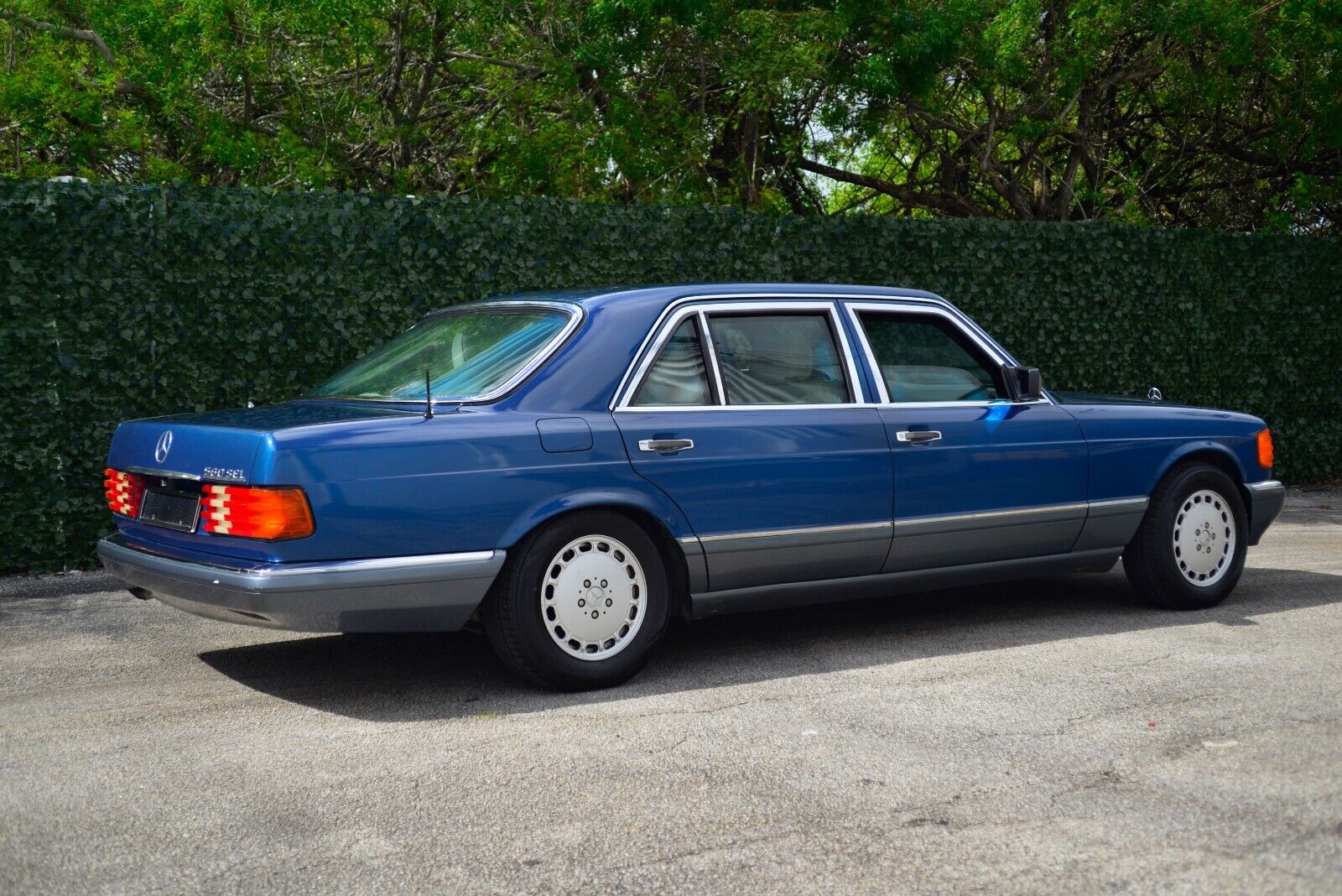 Mercedes-Benz-S-Class-1985-Sedan-3