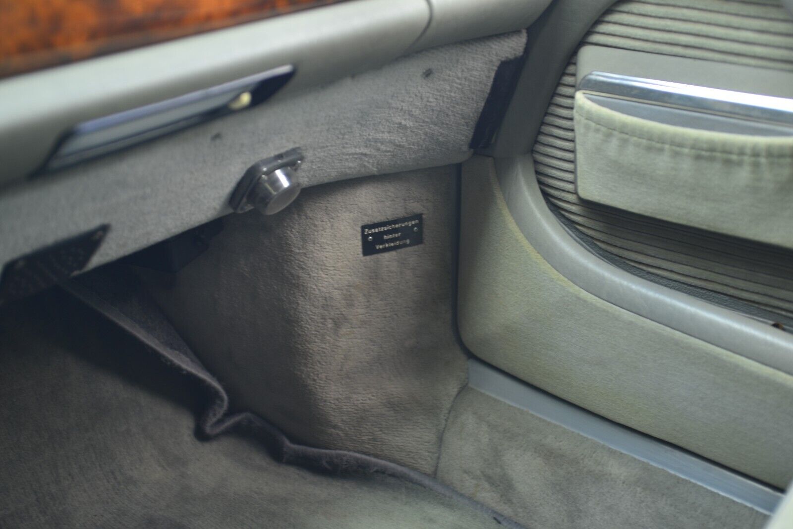 Mercedes-Benz-S-Class-1985-Sedan-30
