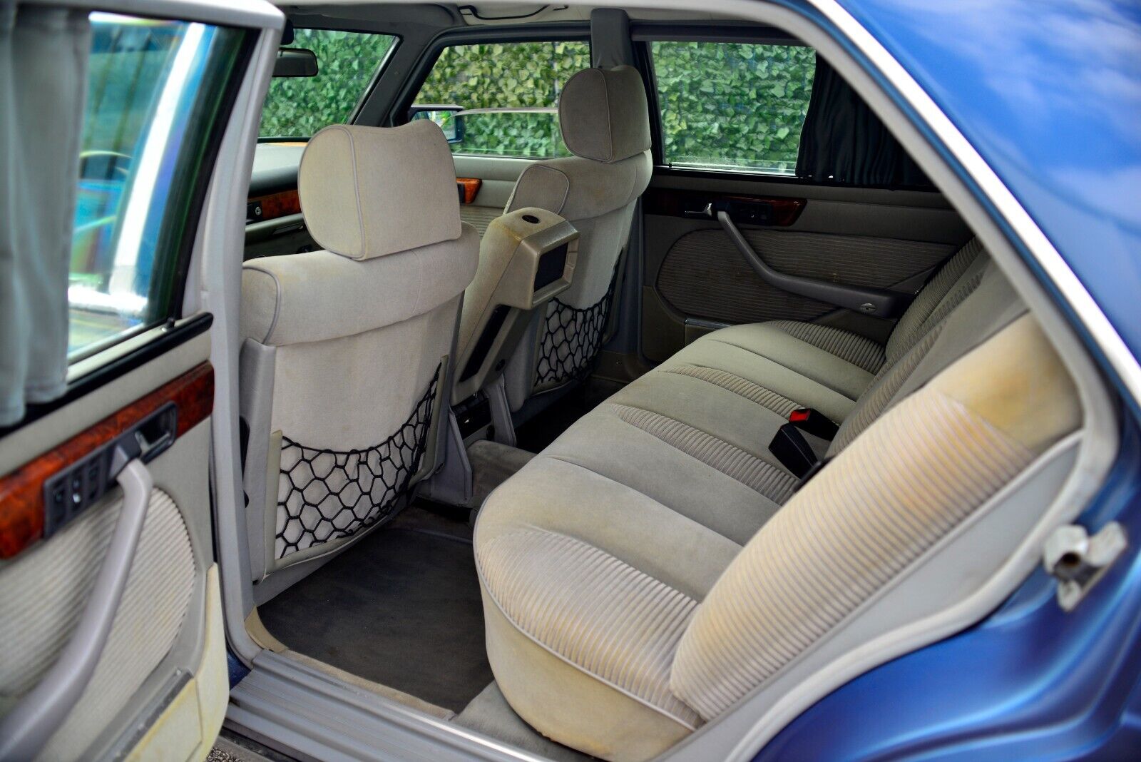 Mercedes-Benz-S-Class-1985-Sedan-35
