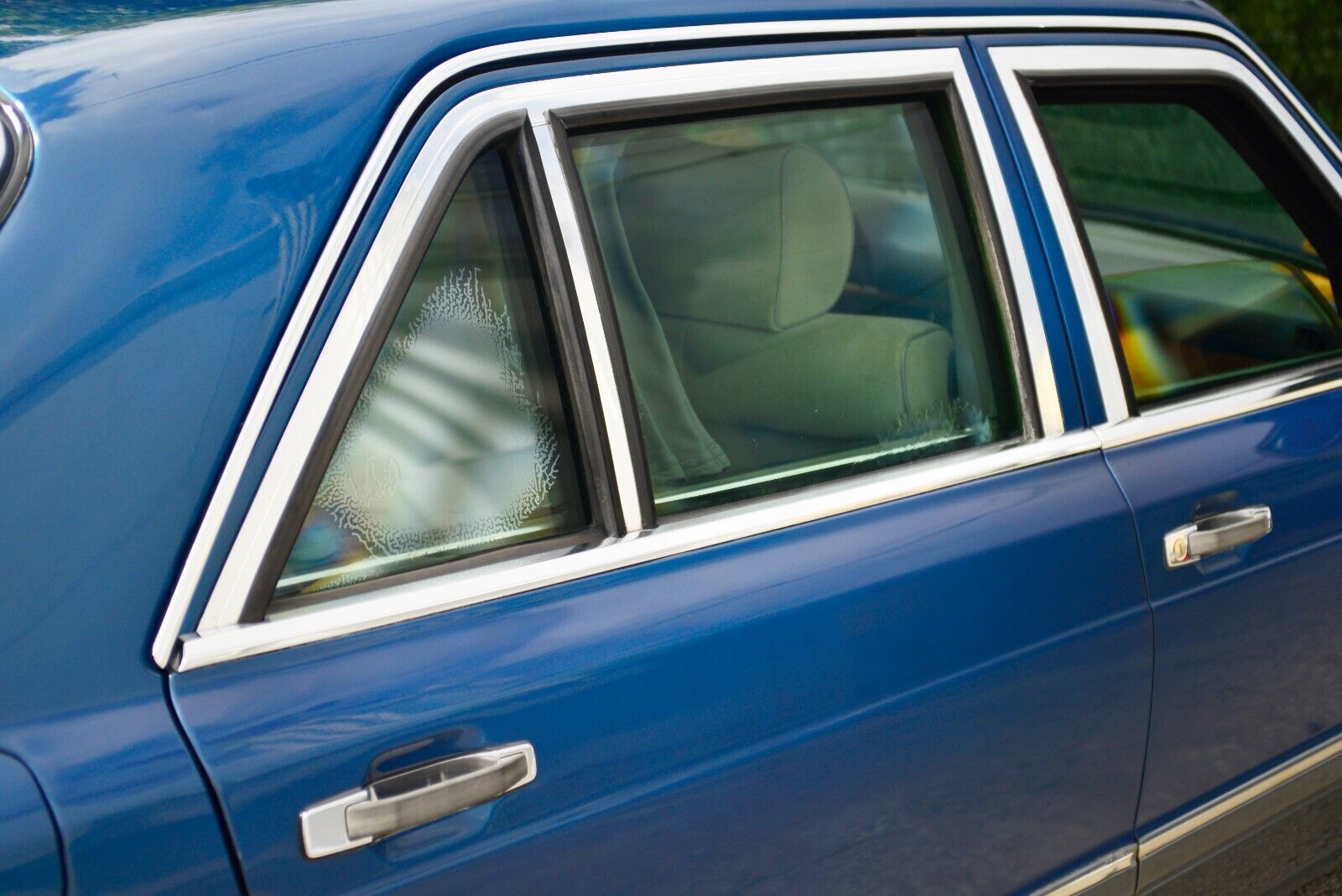 Mercedes-Benz-S-Class-1985-Sedan-8