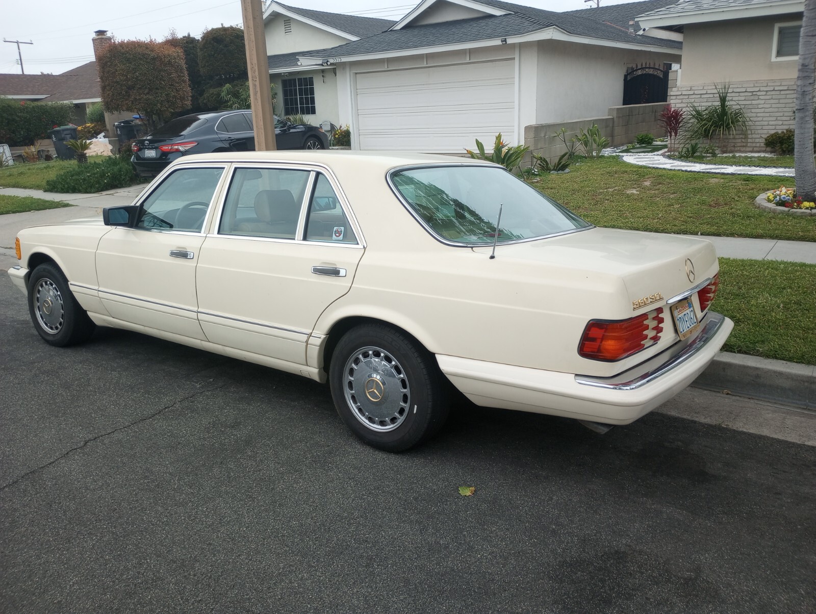 Mercedes-Benz-S-Class-1987-Sedan-1