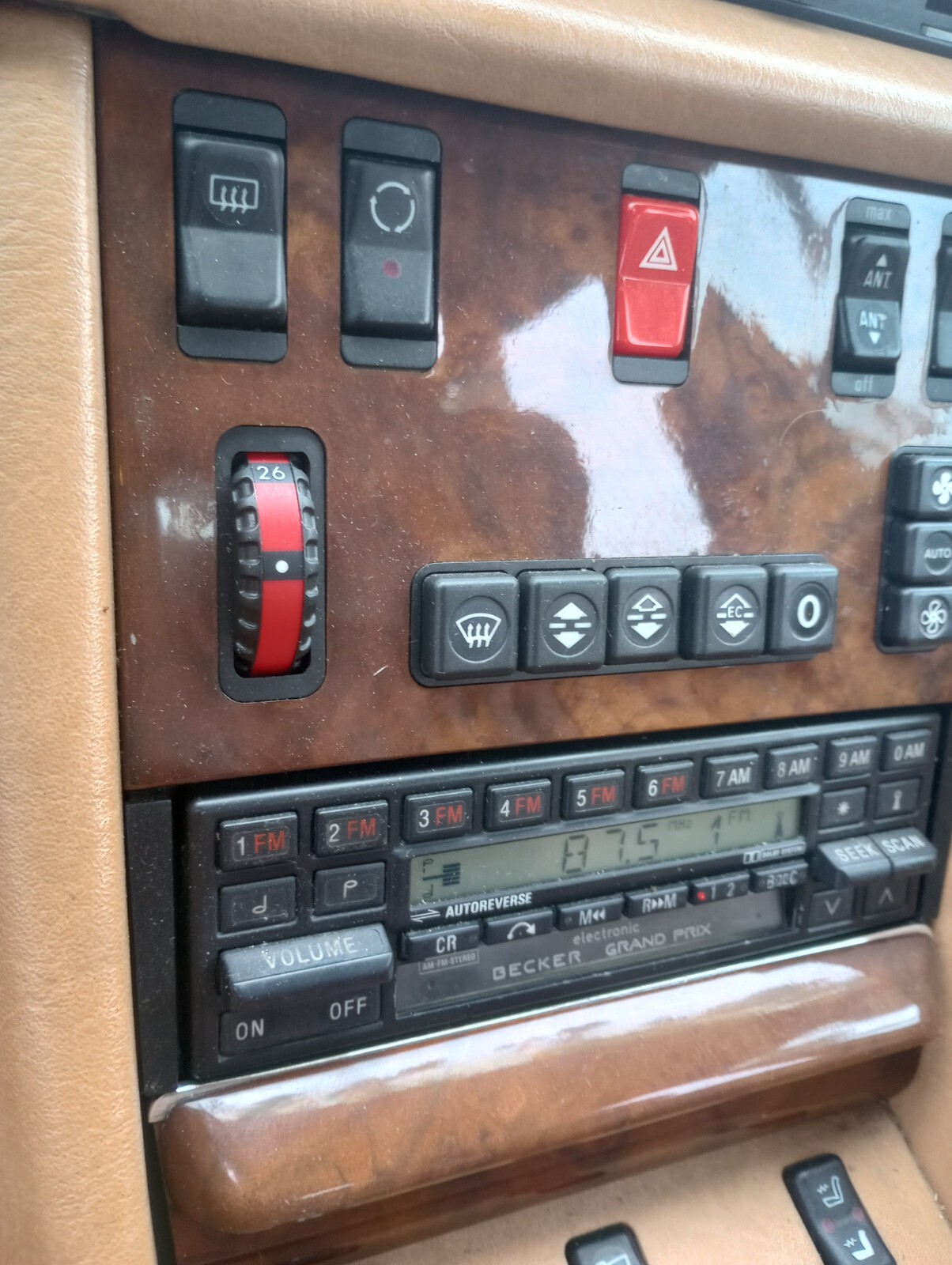 Mercedes-Benz-S-Class-1987-Sedan-16
