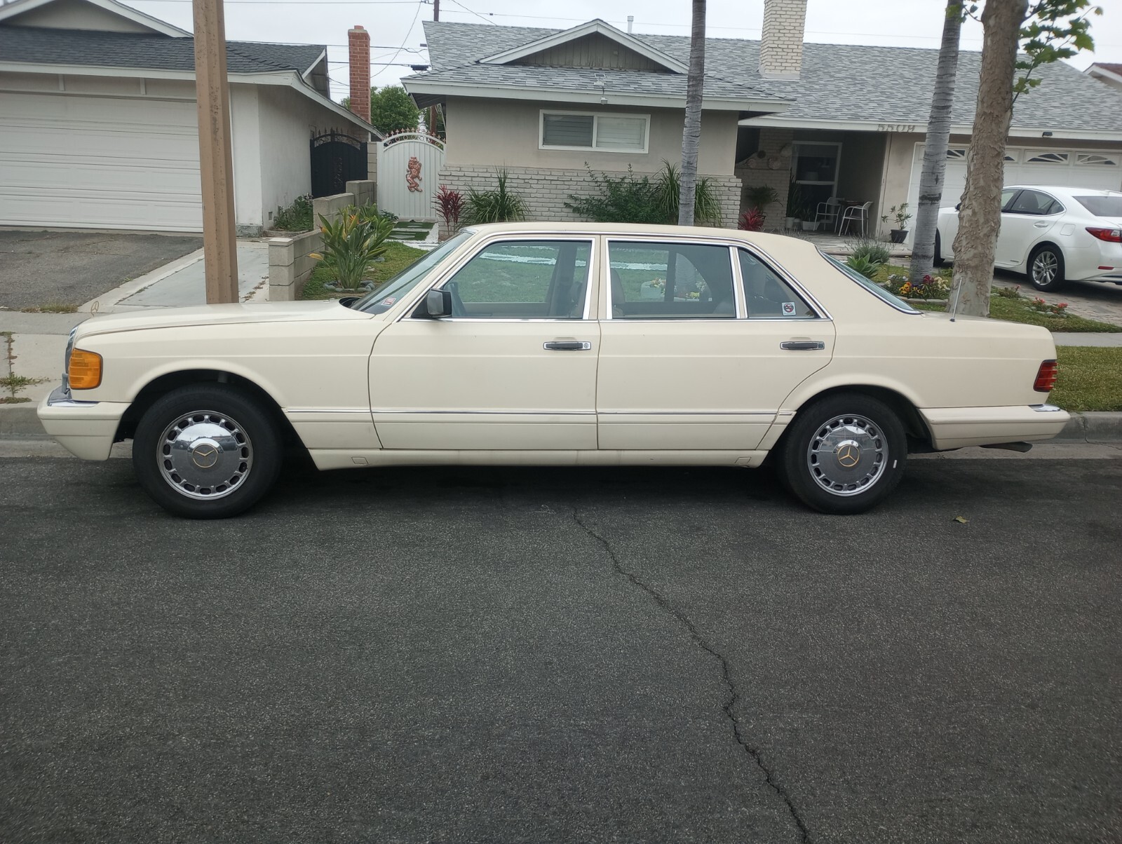 Mercedes-Benz-S-Class-1987-Sedan