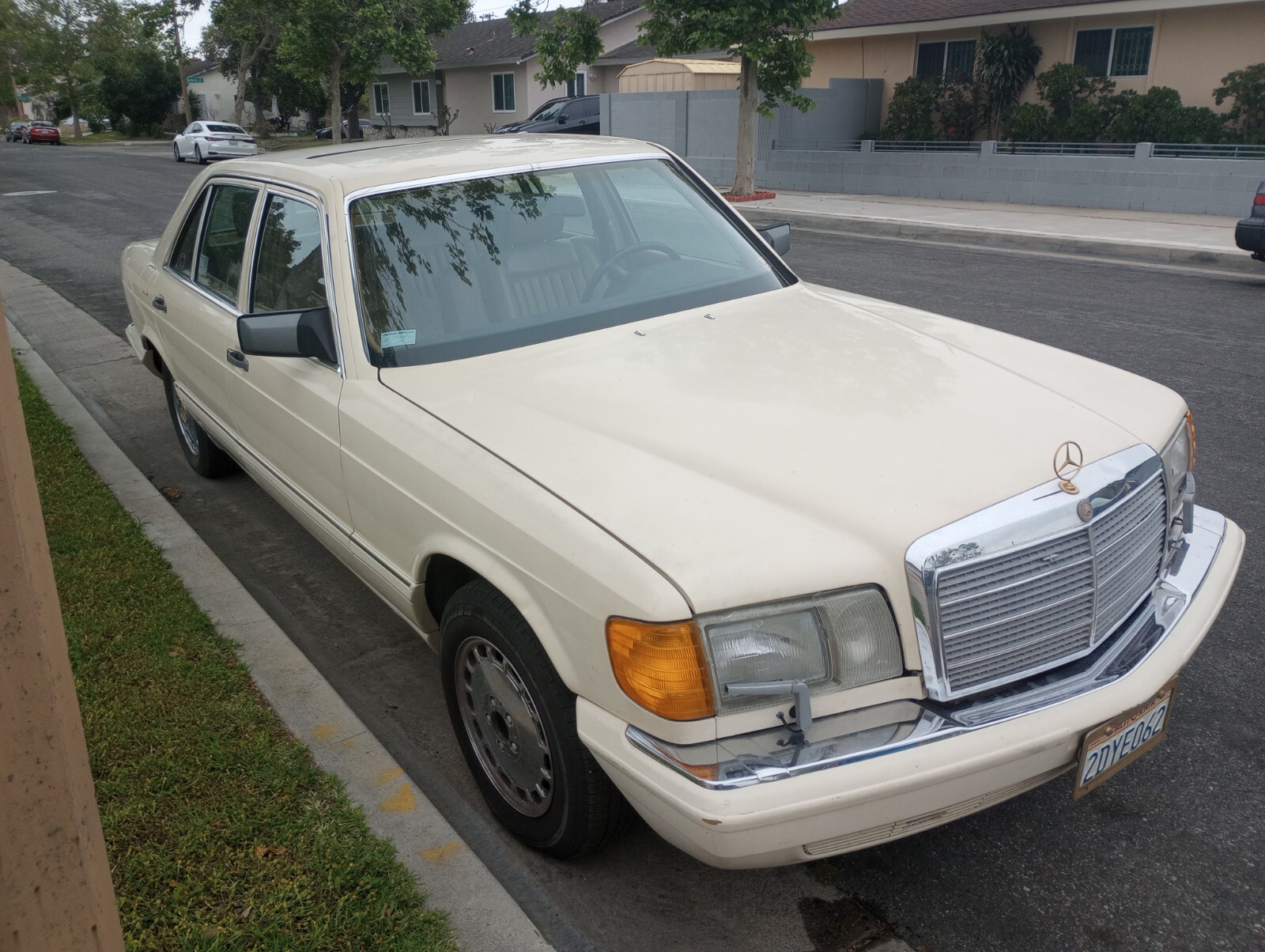 Mercedes-Benz-S-Class-1987-Sedan-6
