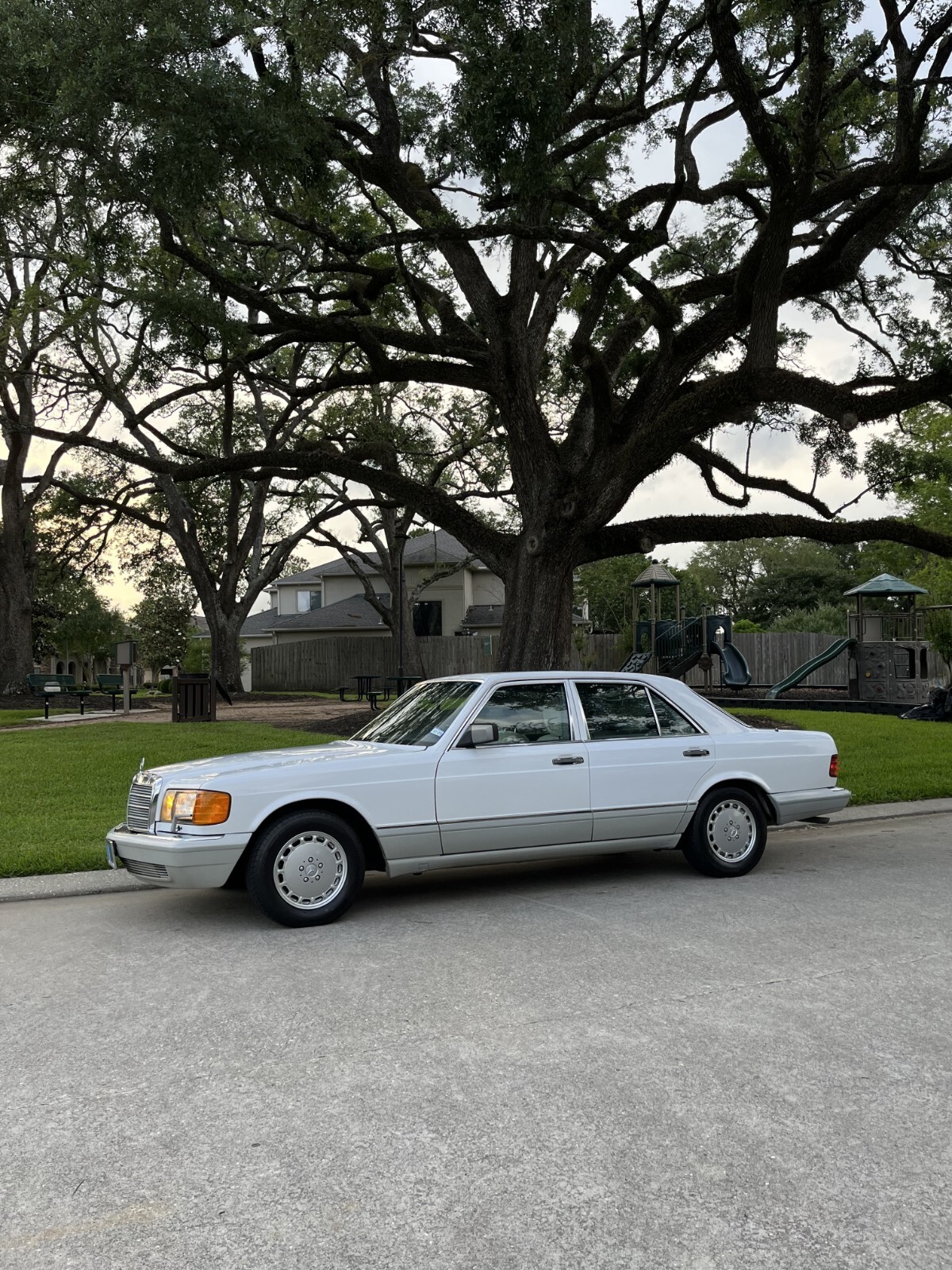 Mercedes-Benz-S-Class-1991-Sedan-1
