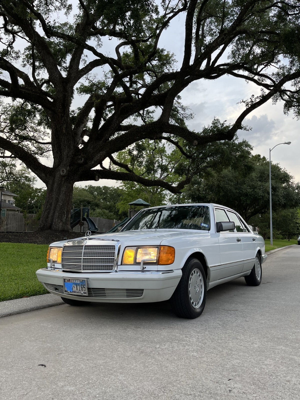 Mercedes-Benz-S-Class-1991-Sedan-2