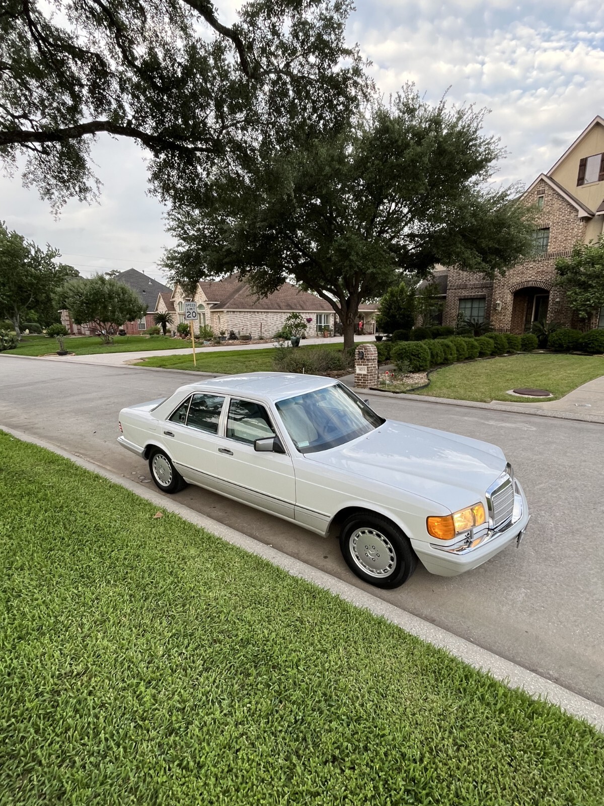 Mercedes-Benz-S-Class-1991-Sedan-4