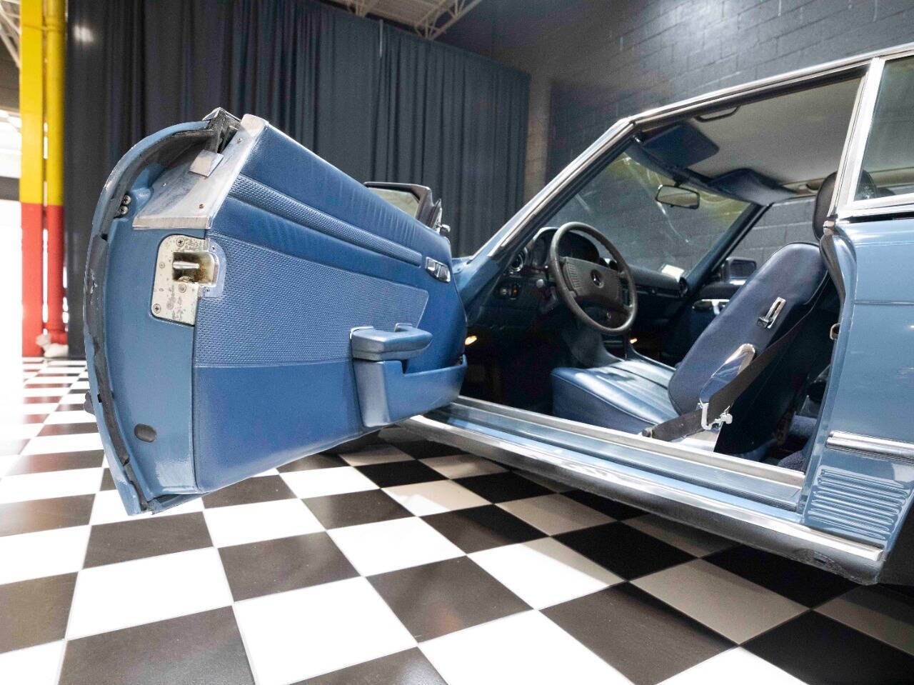 Mercedes-Benz-SL-Class-1977-Coupe-34