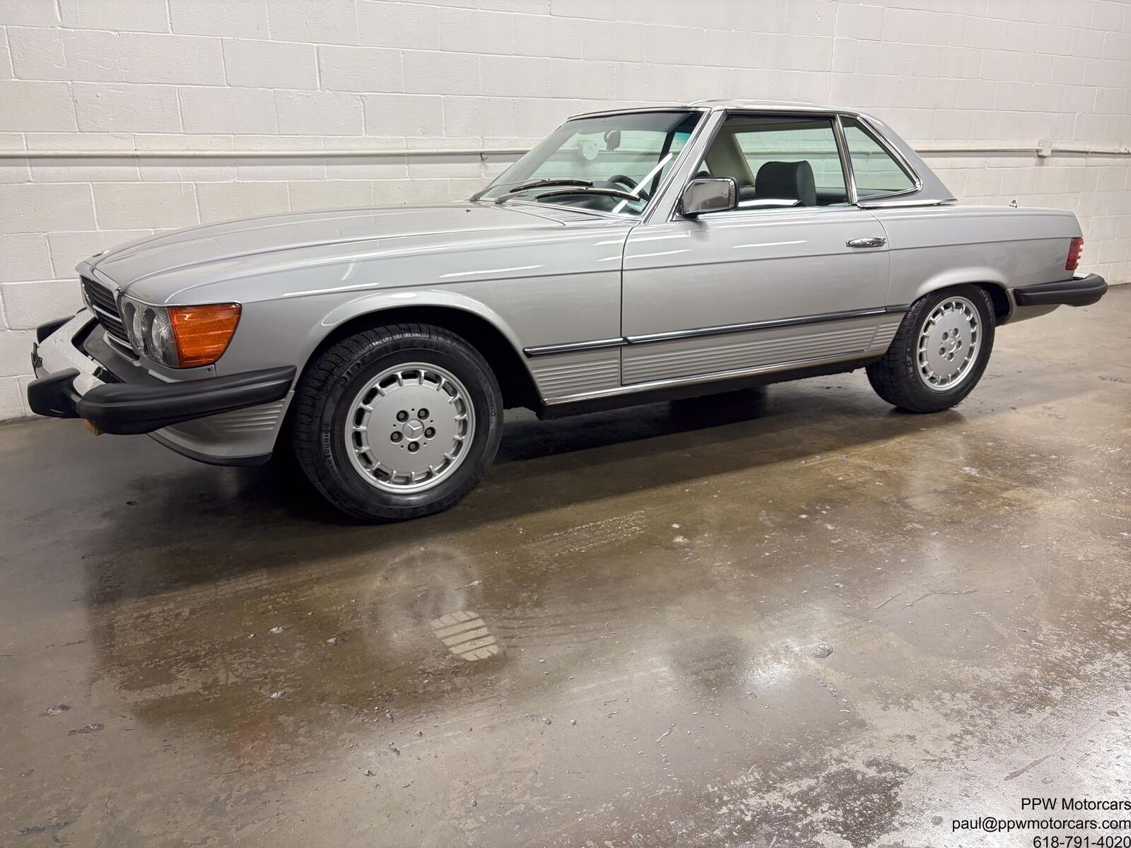 Mercedes-Benz-SL-Class-1980-Convertivle-13