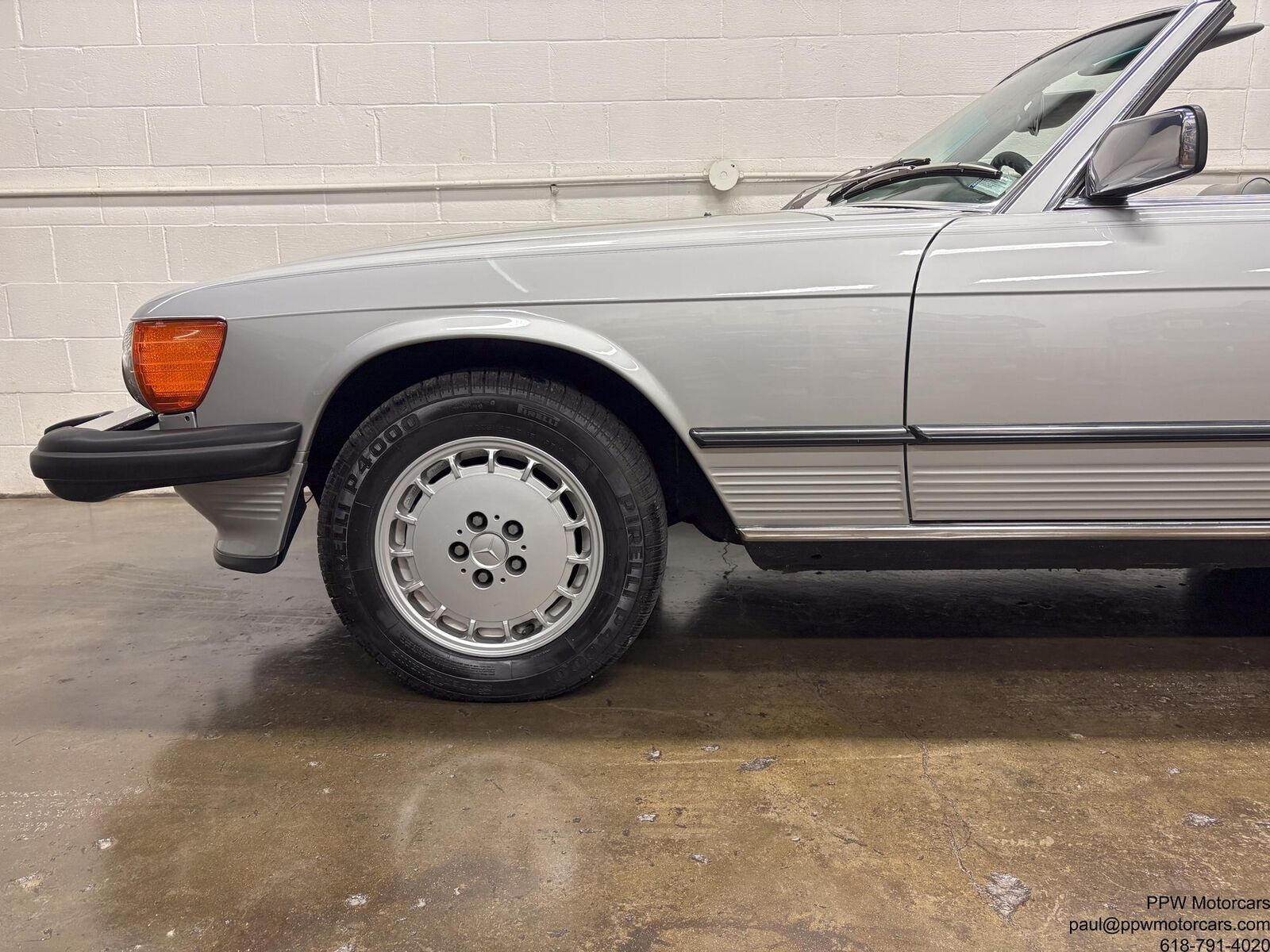 Mercedes-Benz-SL-Class-1980-Convertivle-18