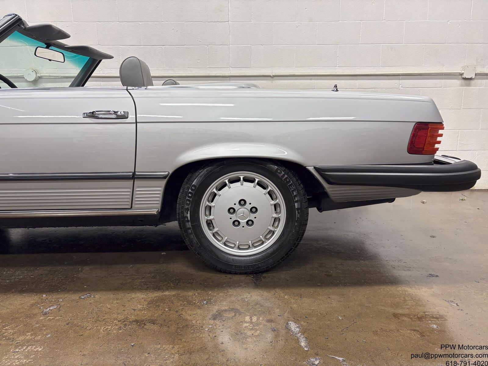 Mercedes-Benz-SL-Class-1980-Convertivle-22
