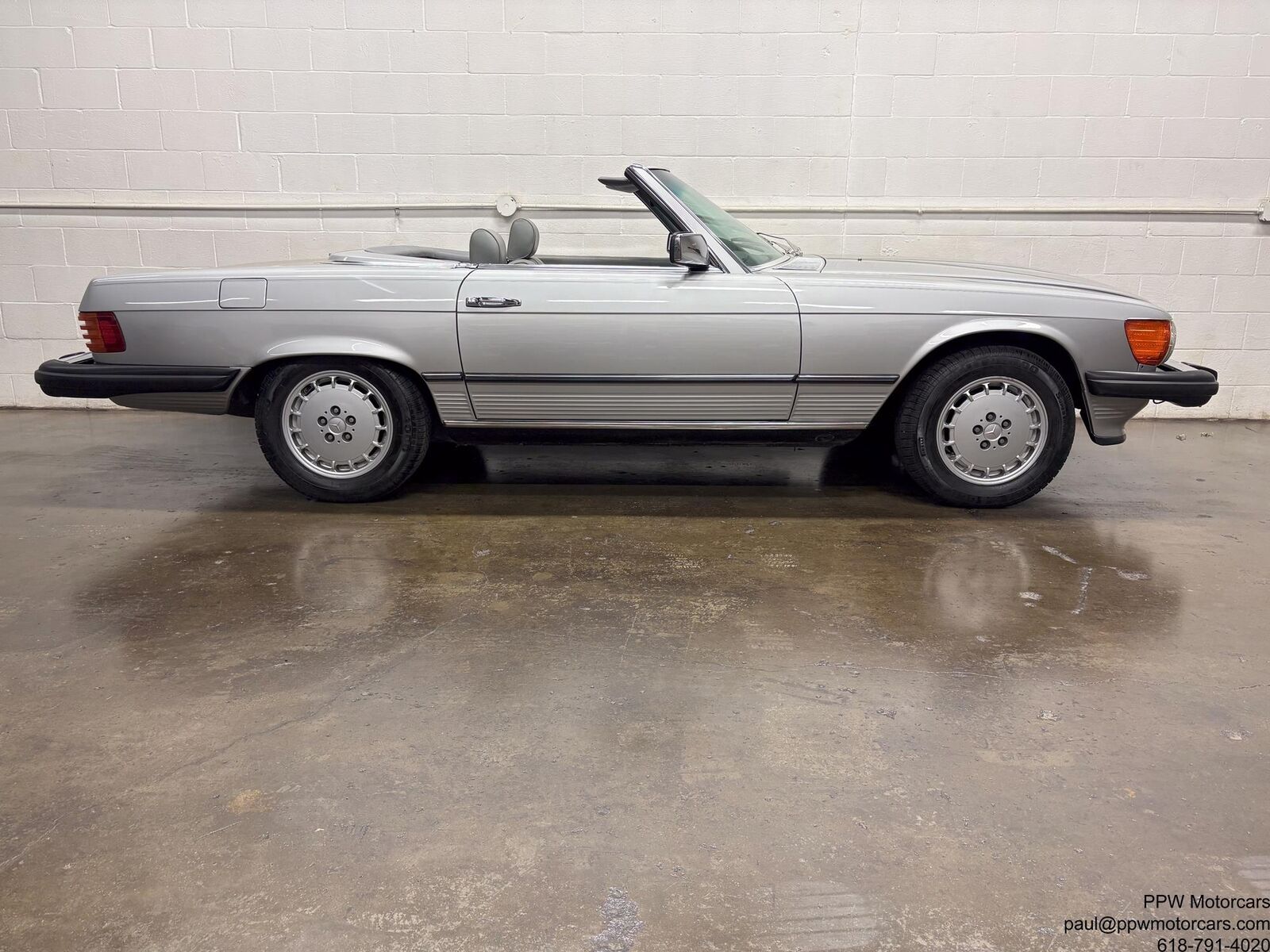 Mercedes-Benz-SL-Class-1980-Convertivle-25