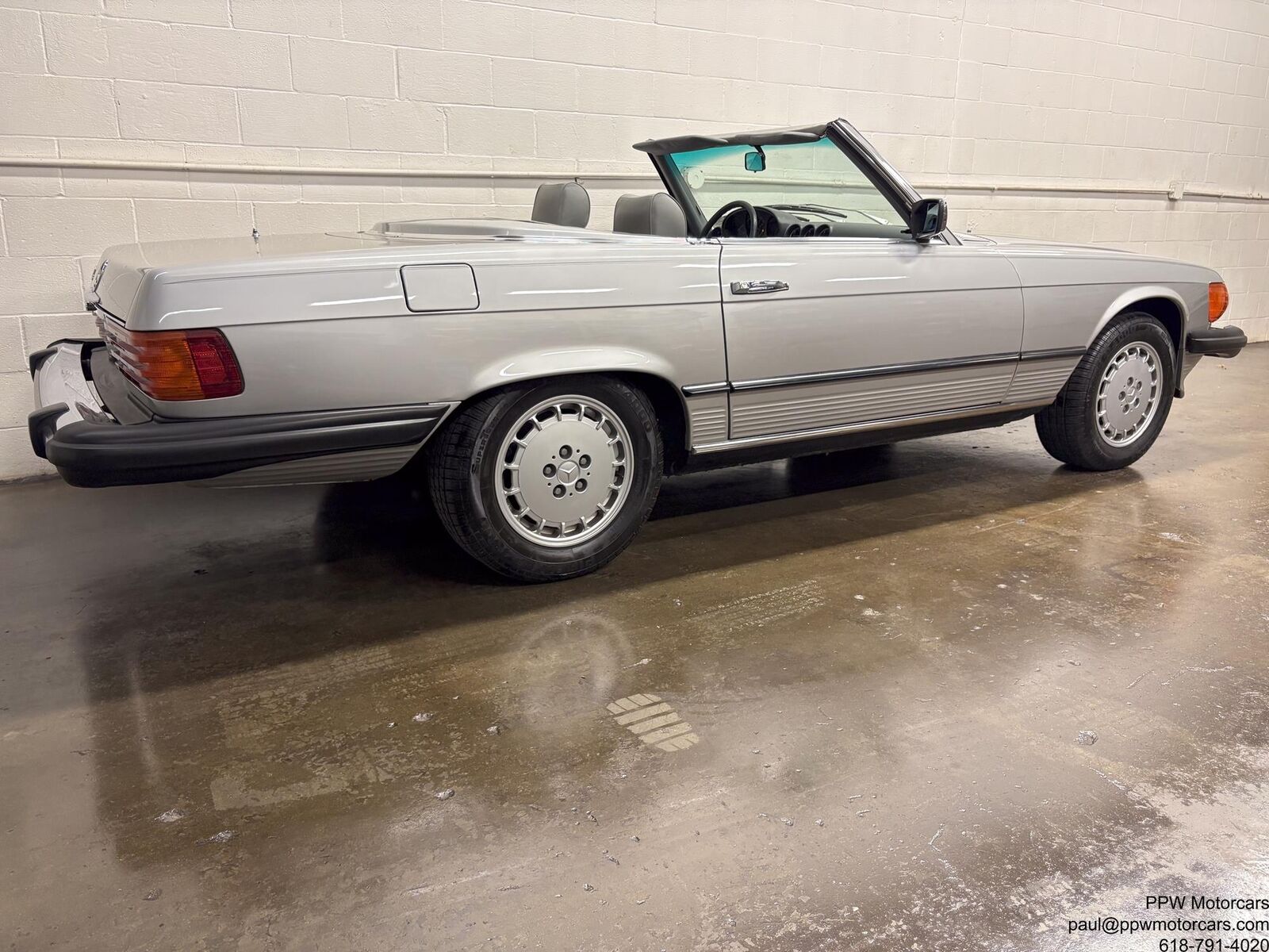 Mercedes-Benz-SL-Class-1980-Convertivle-27