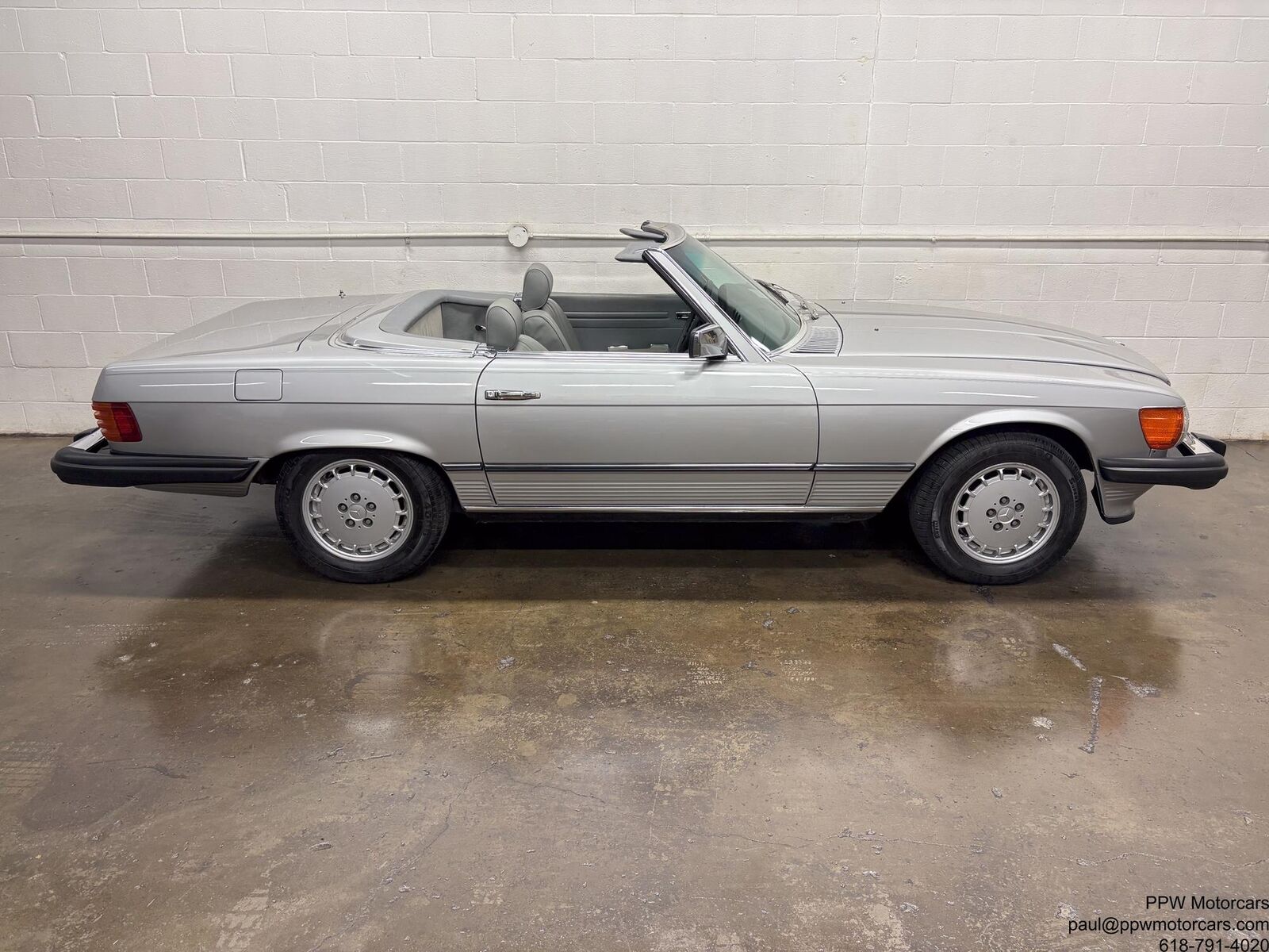 Mercedes-Benz-SL-Class-1980-Convertivle-28