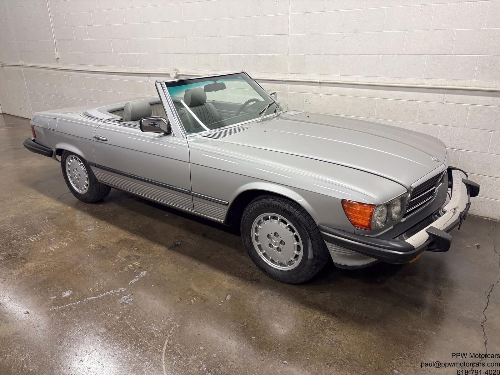 Mercedes-Benz-SL-Class-1980-Convertivle-29