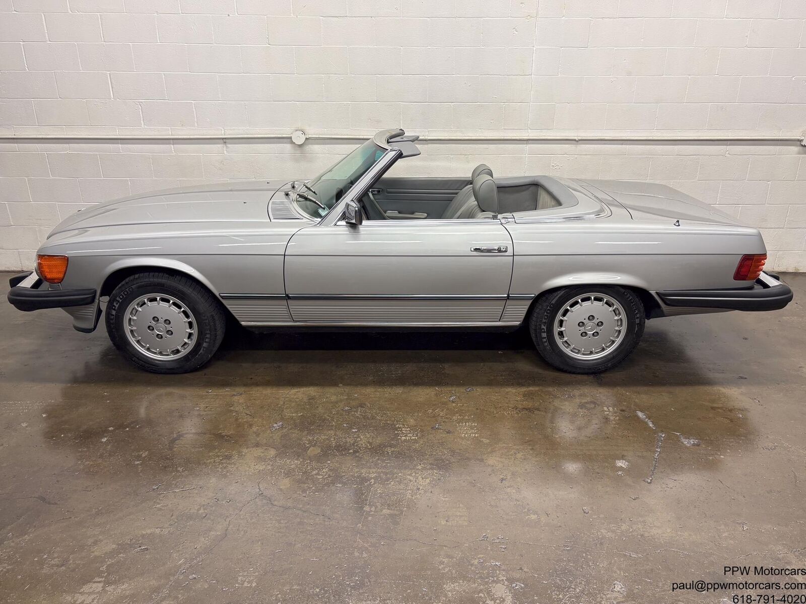 Mercedes-Benz-SL-Class-1980-Convertivle-3