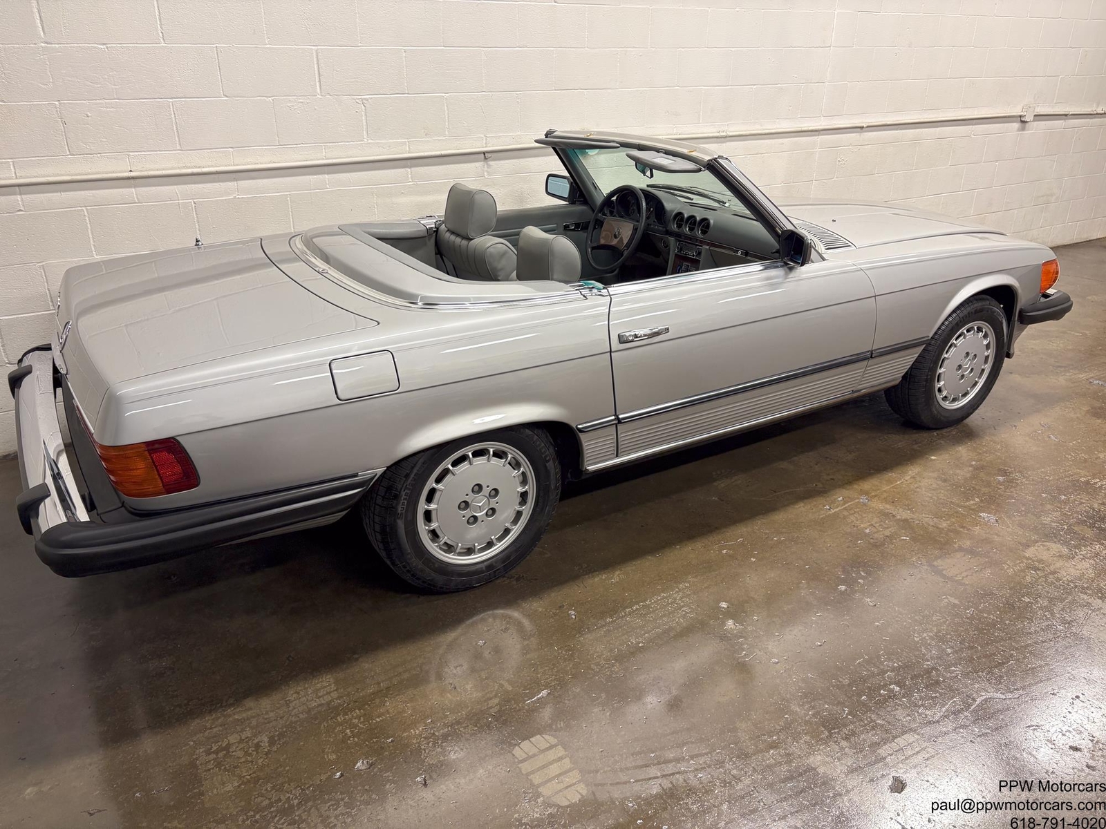 Mercedes-Benz-SL-Class-1980-Convertivle-30