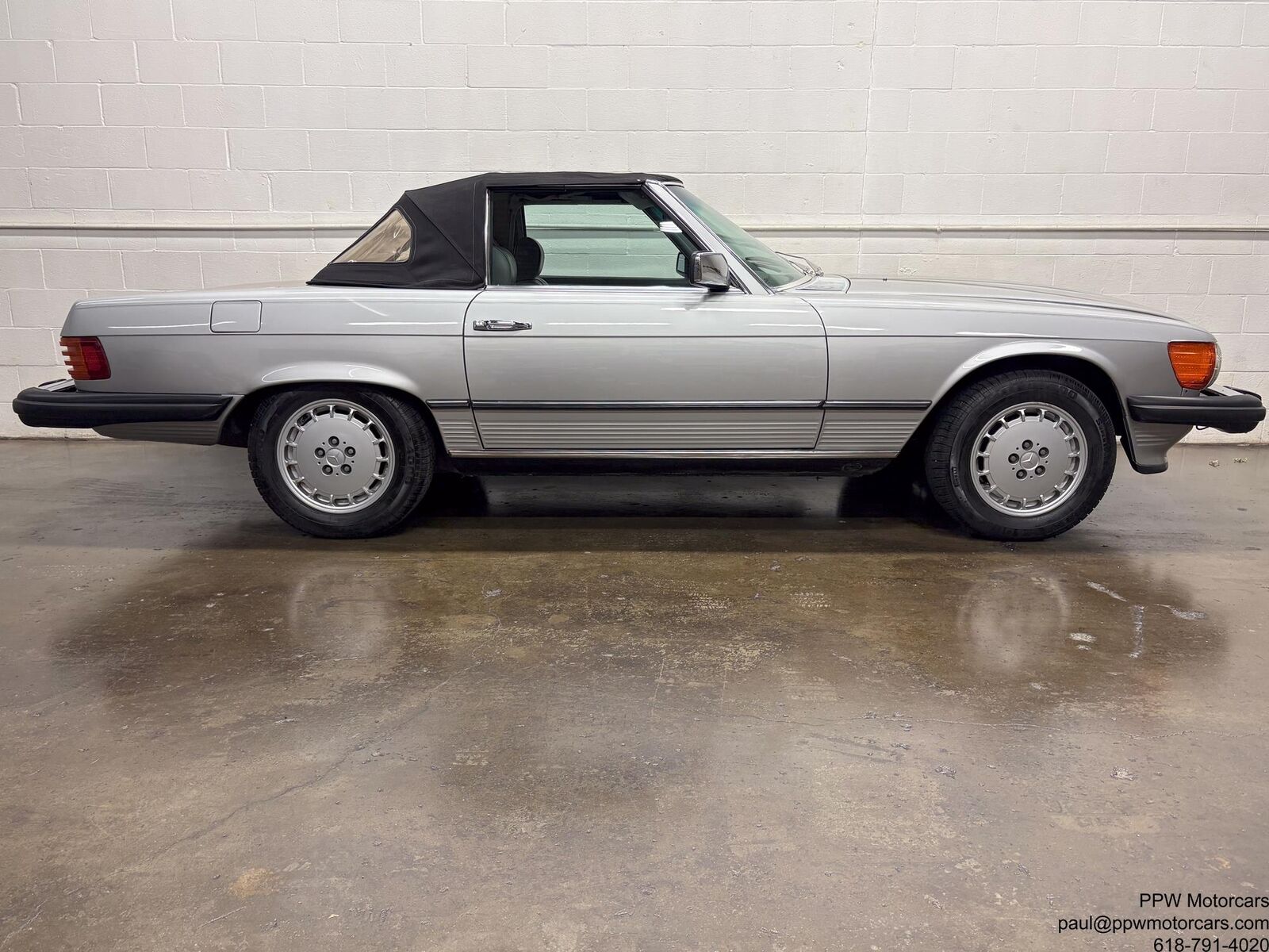 Mercedes-Benz-SL-Class-1980-Convertivle-31