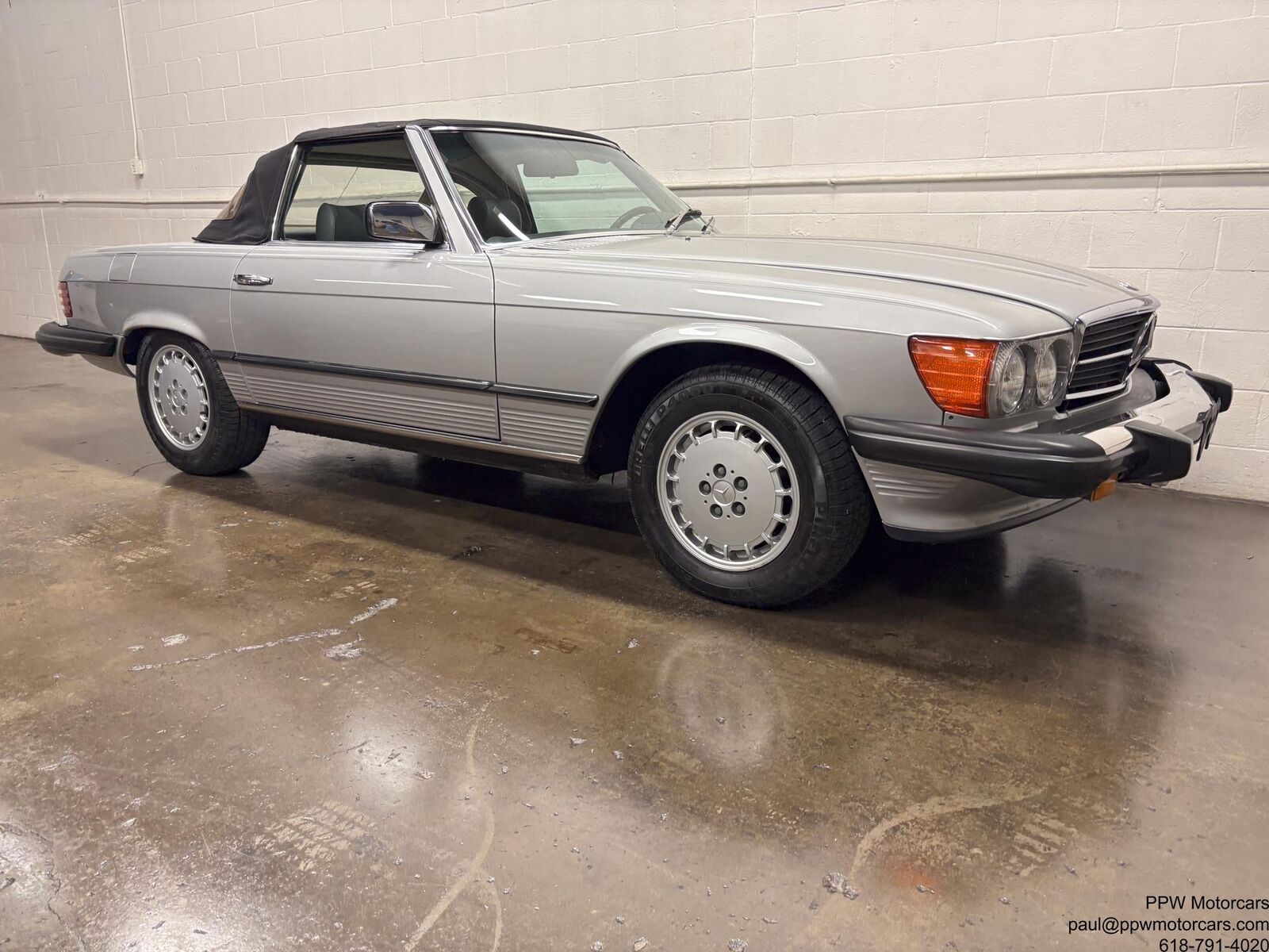Mercedes-Benz-SL-Class-1980-Convertivle-32