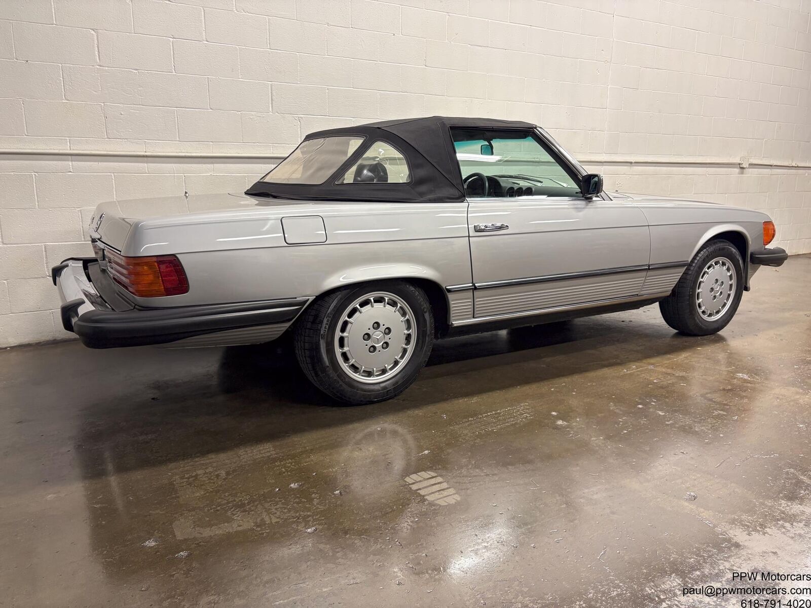 Mercedes-Benz-SL-Class-1980-Convertivle-33