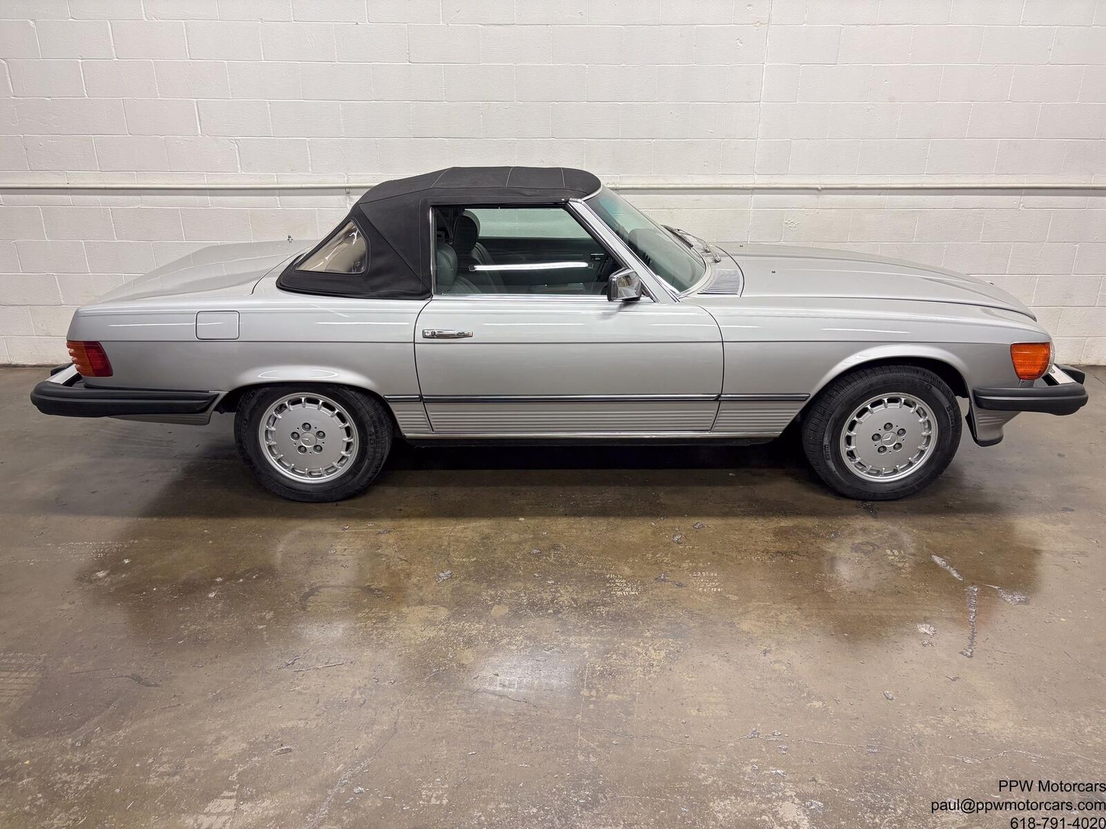 Mercedes-Benz-SL-Class-1980-Convertivle-34