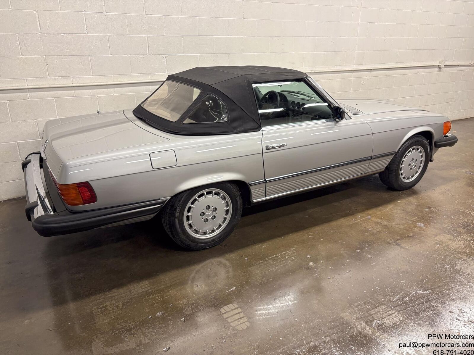 Mercedes-Benz-SL-Class-1980-Convertivle-36