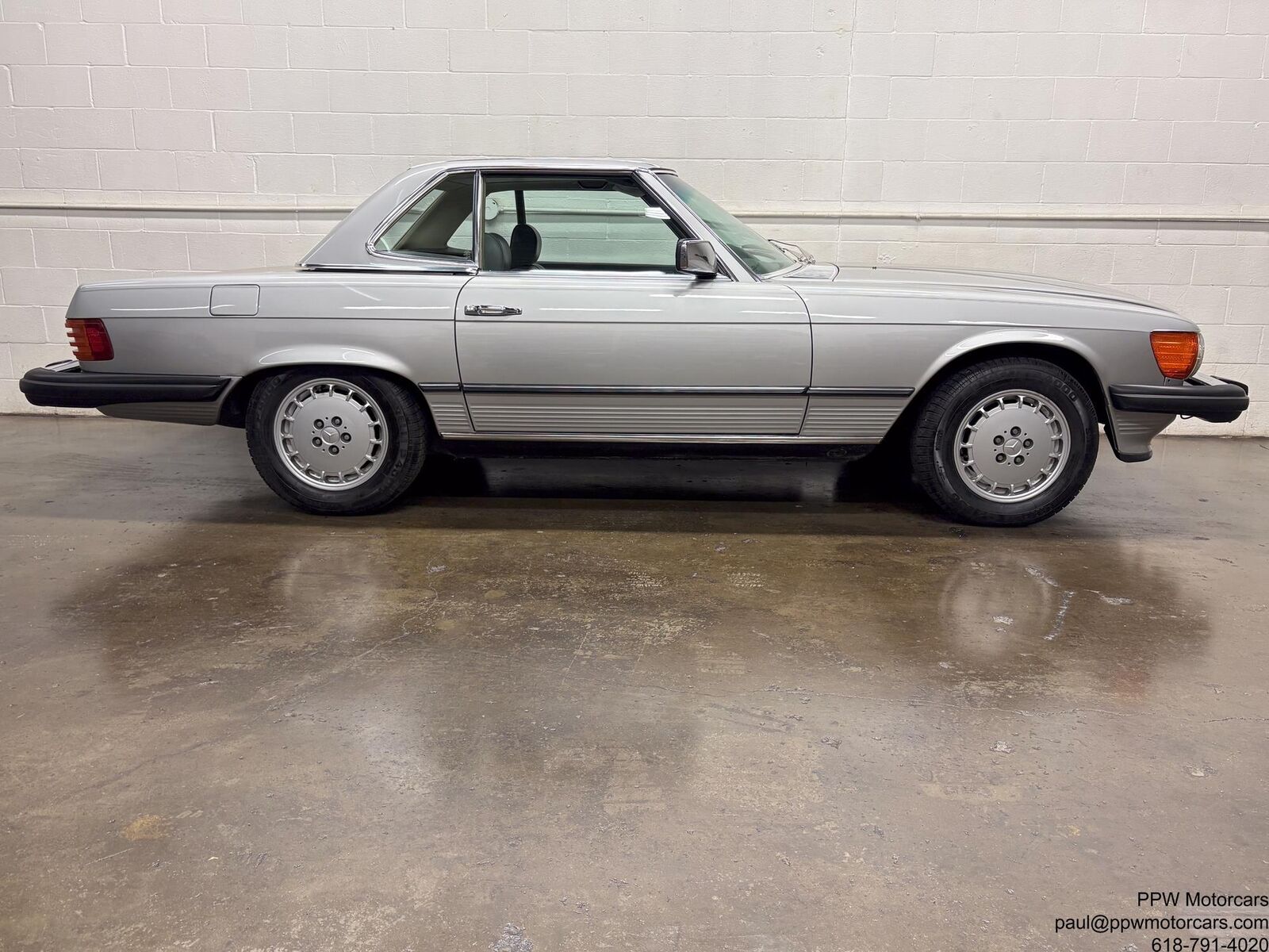 Mercedes-Benz-SL-Class-1980-Convertivle-37