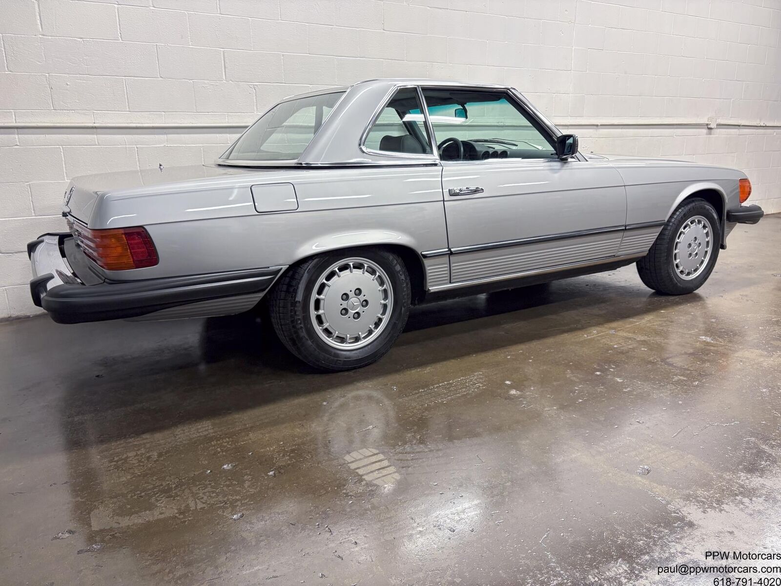 Mercedes-Benz-SL-Class-1980-Convertivle-39