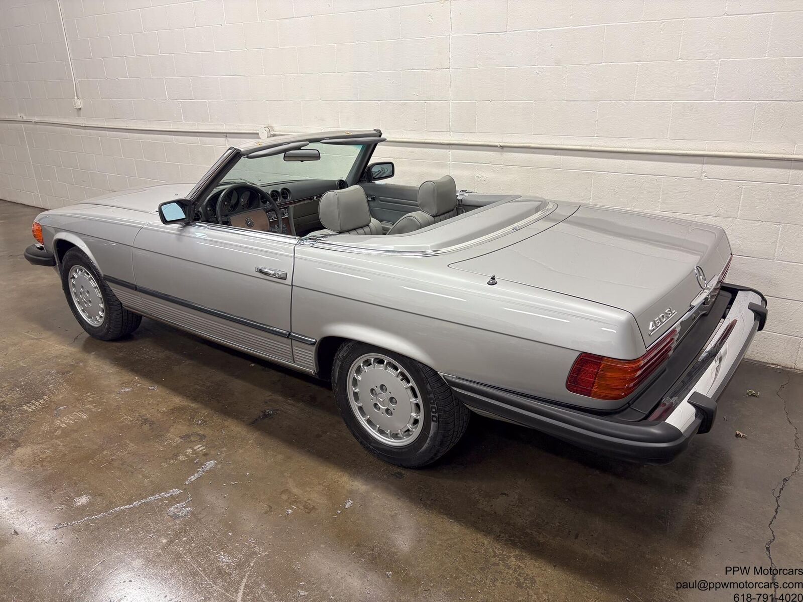 Mercedes-Benz-SL-Class-1980-Convertivle-5