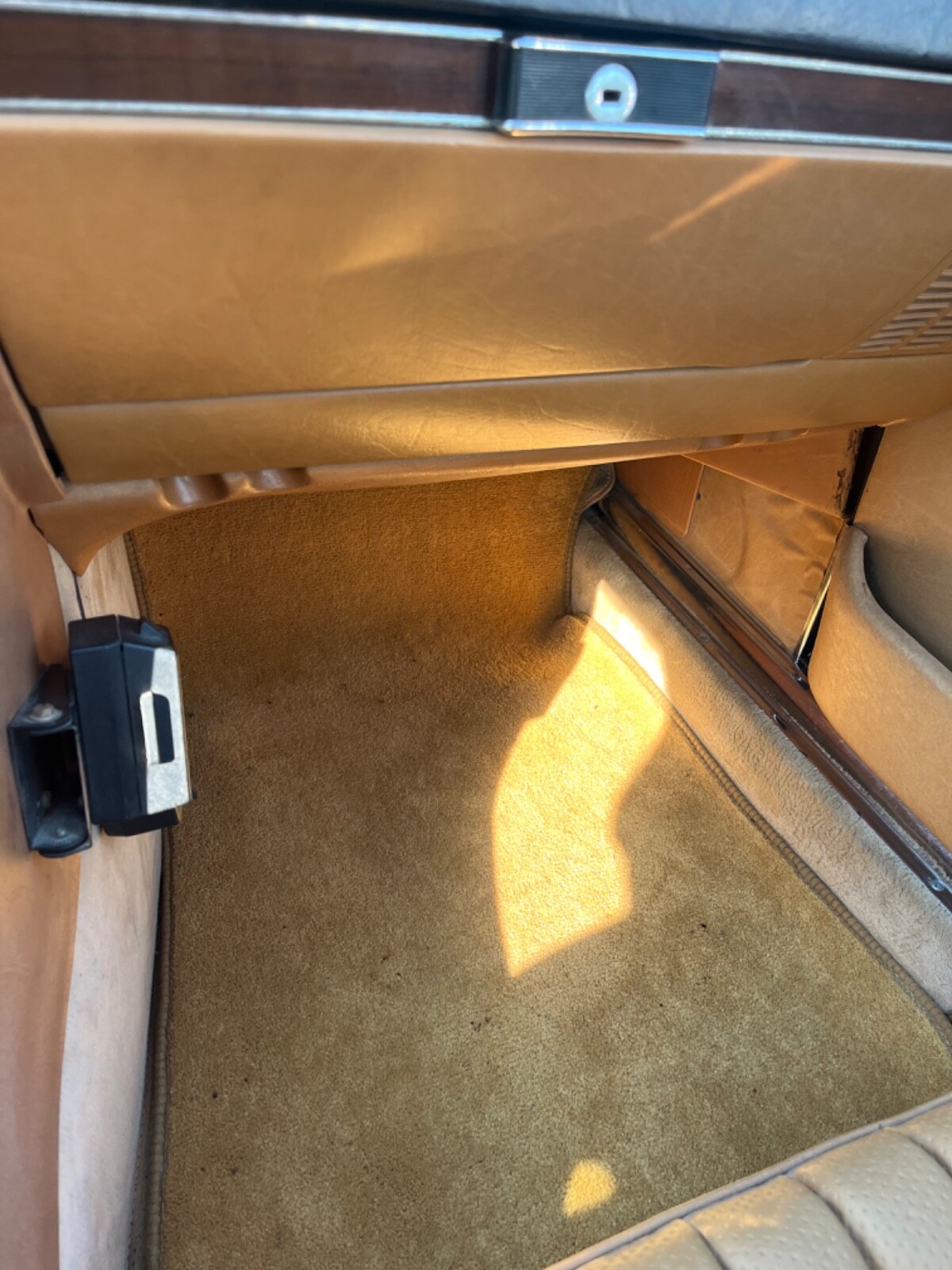 Mercedes-Benz-SL-Class-1981-Convertible-6