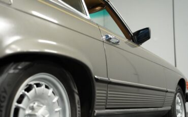 Mercedes-Benz-SL-Class-1983-Convertible-25