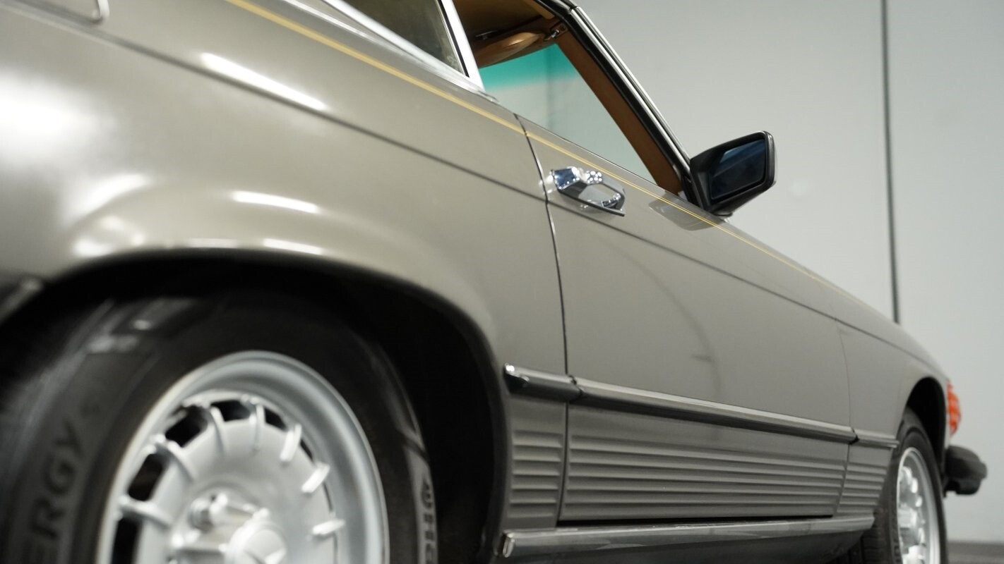Mercedes-Benz-SL-Class-1983-Convertible-25