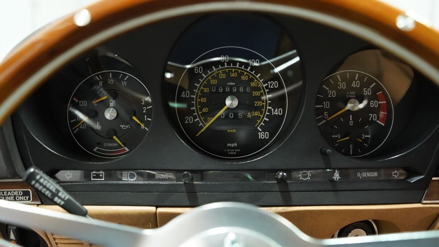 Mercedes-Benz-SL-Class-1983-Convertible-36