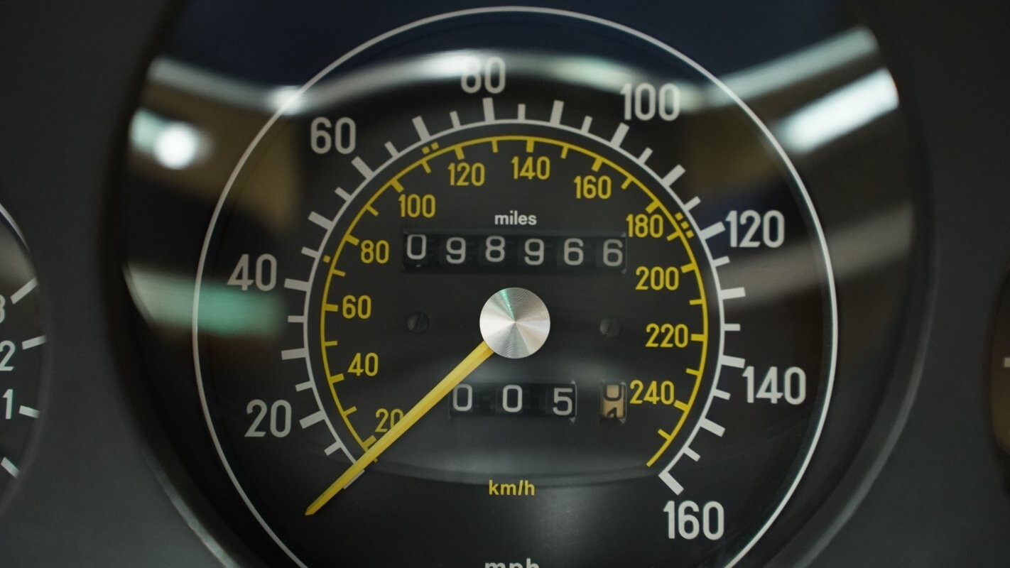 Mercedes-Benz-SL-Class-1983-Convertible-37