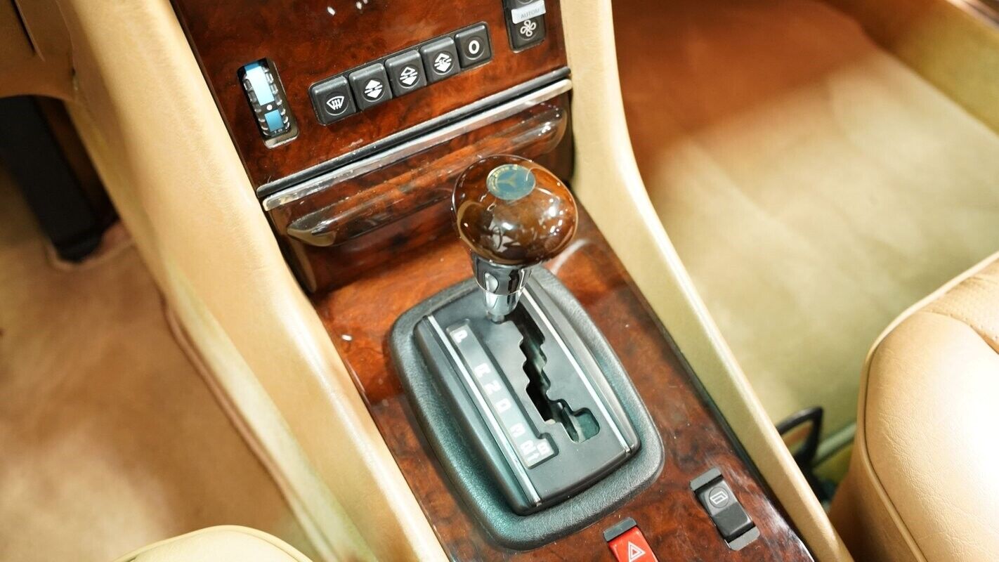 Mercedes-Benz-SL-Class-1983-Convertible-39