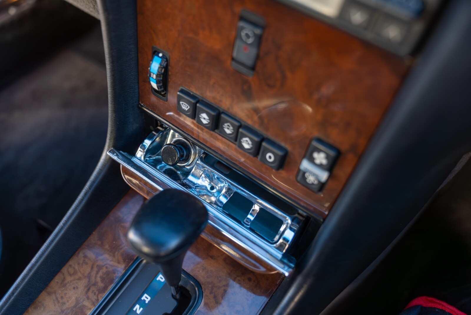 Mercedes-Benz-SL-Class-1989-Coupe-22