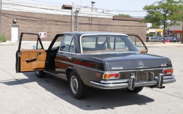 Mercedes-Benz-V-8-1972-12