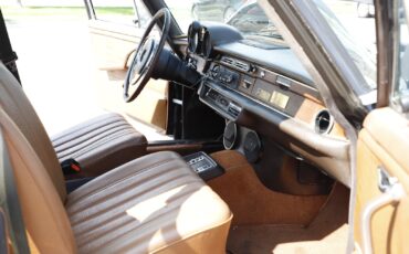 Mercedes-Benz-V-8-1972-17