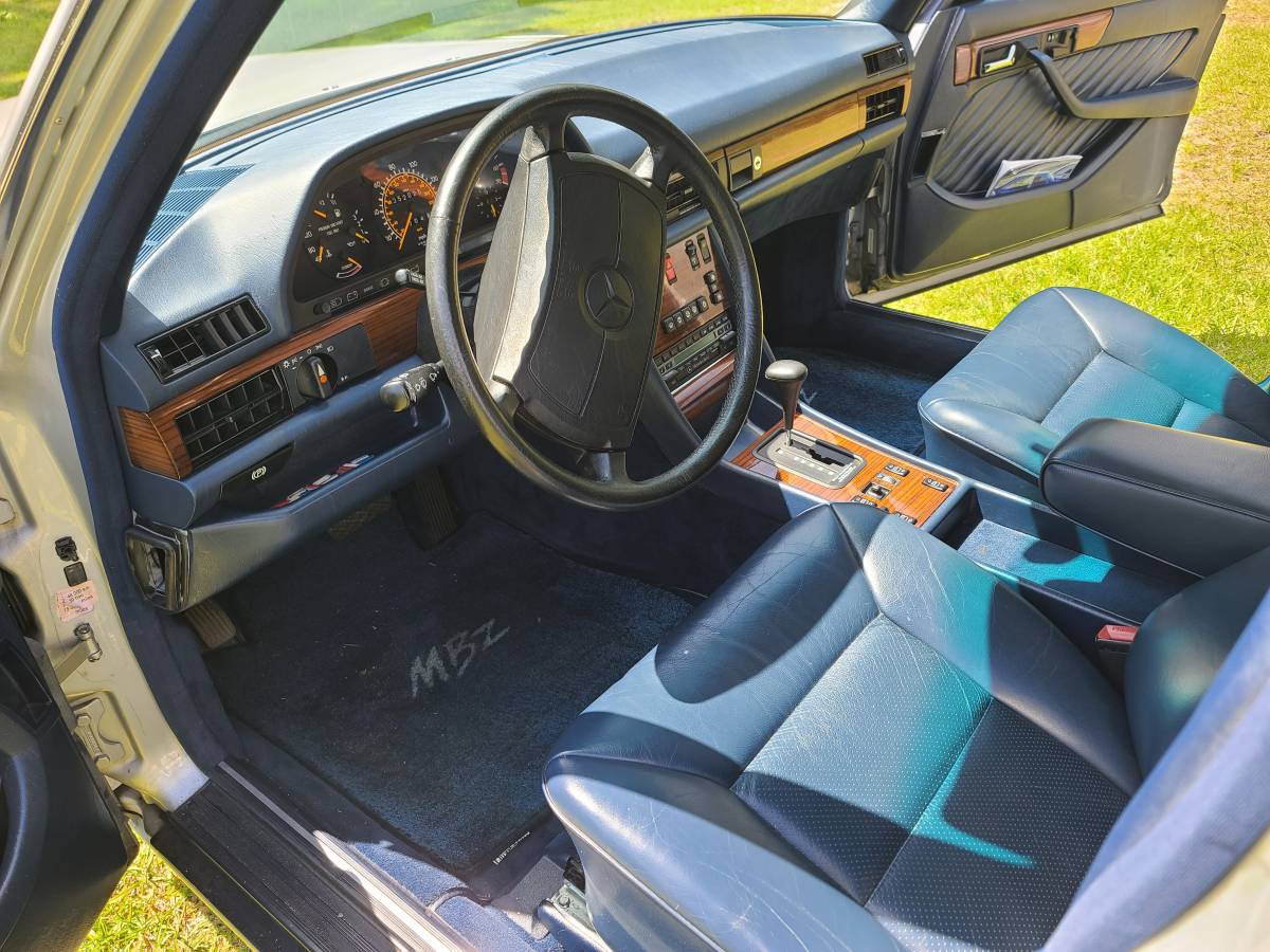 Mercedes-benz-1990-silver-9