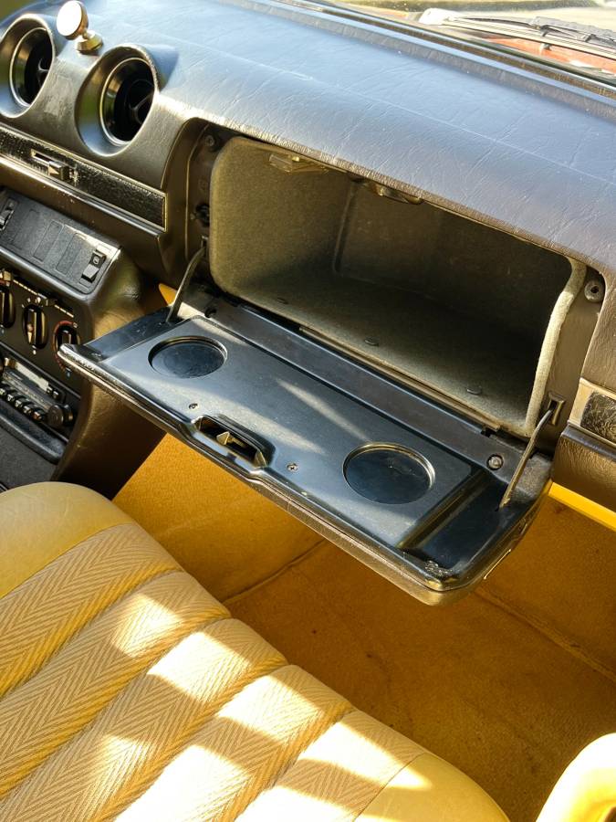 Mercedes-benz-230e-1980-orange-16