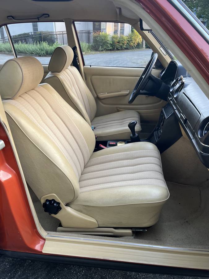 Mercedes-benz-230e-1980-orange-9
