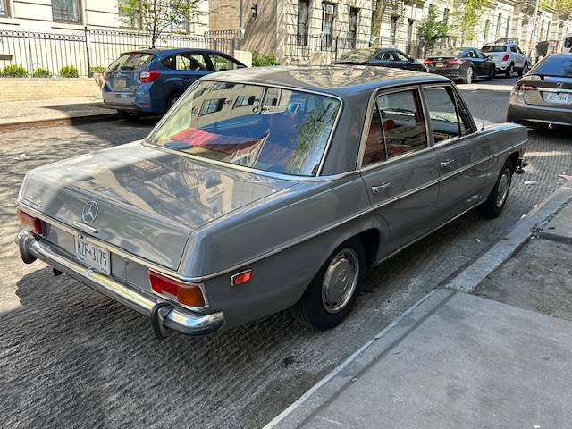 Mercedes-benz-250-1972-4