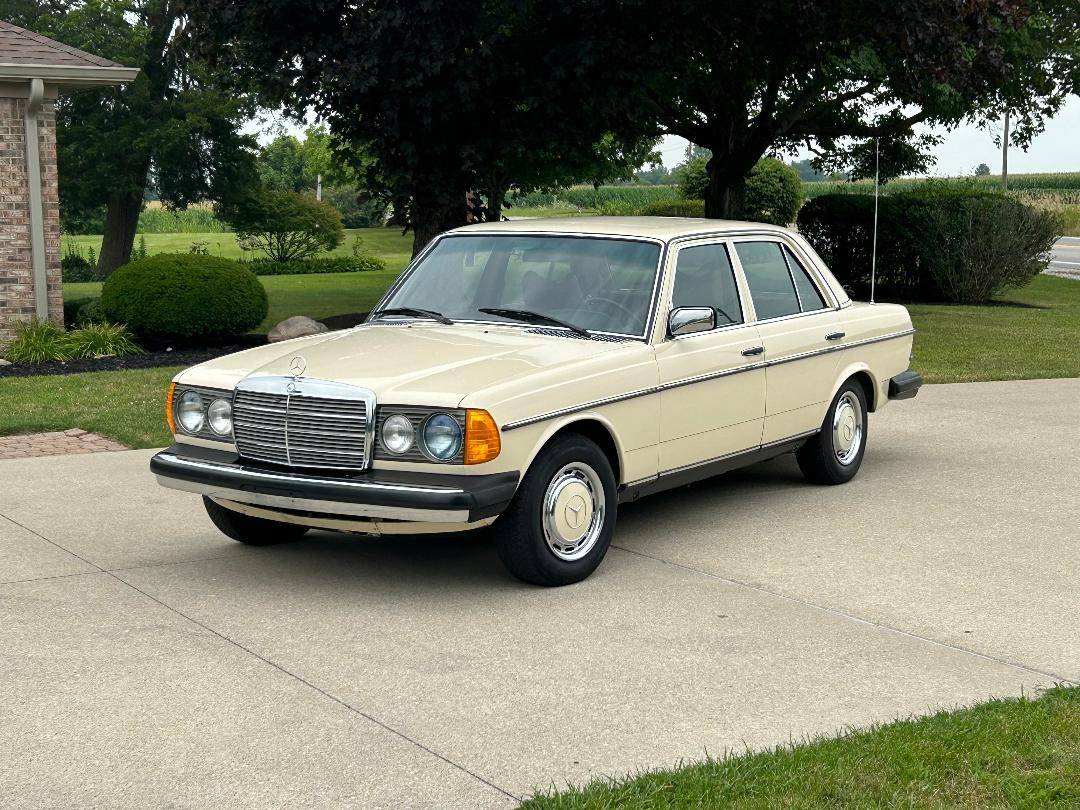Mercedes-benz-280-e-1978-yellow-1